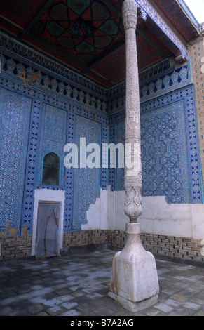 Geschnitzten hölzernen Spalte auf steinerne Basis Harem Tash Khauli Huali Palace Stone Palace oder Stein Hof Chiwa Usbekistan Asien Stockfoto