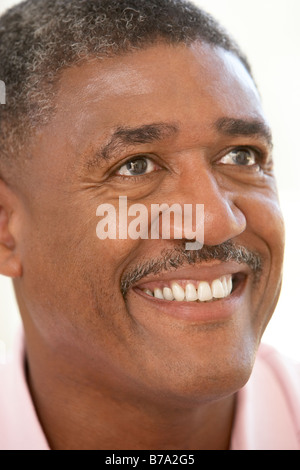 Porträt des mittleren Alter Mann glücklich lächelnd Stockfoto