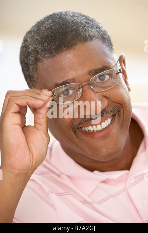 Porträt des mittleren Alter Mann Brille anprobieren Stockfoto