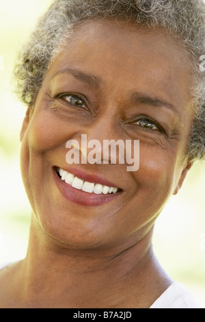 Ältere Frau lächelt in die Kamera Stockfoto