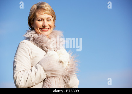 Ältere Frau im Park Stockfoto