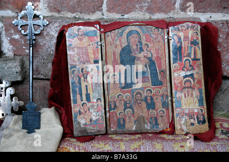 Äthiopische orthodoxe Christentum eröffnet Triptychon der Madonna mit Kind, umgeben von Heiligen und ein Eisernes Kreuz Kirche Mee Stockfoto