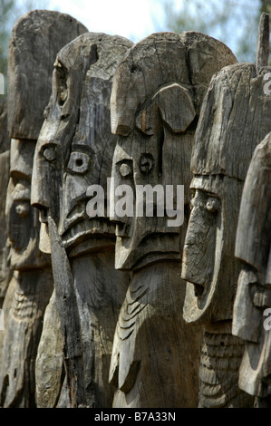 Alte geschnitzte hölzerne menschliche Figuren wie Totempfähle, Ahnenkult, Konso Menschen, Äthiopien, Afrika Stockfoto