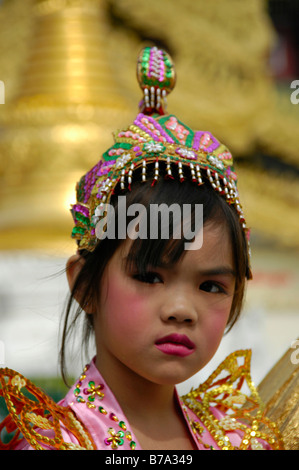 Junges Mädchen gekleidet in traditioneller Kleidung für eine Zeremonie, Porträt, Shwedagon-Pagode, Yangon, Birma, Myanmar, Südostasien Stockfoto