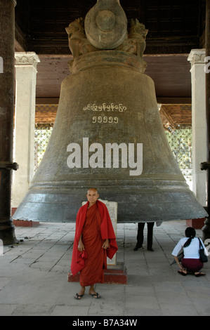 Buddhistischer Mönch vor eine große Glocke, Mingun in der Nähe von Mandalay, Birma, Burma, Süd-Asien Stockfoto