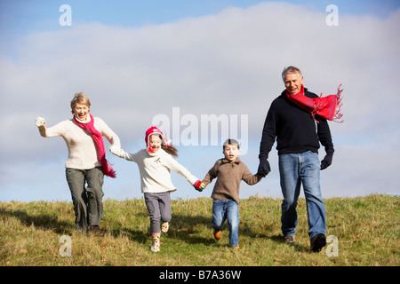 Großeltern und Enkel laufen im Park Stockfoto