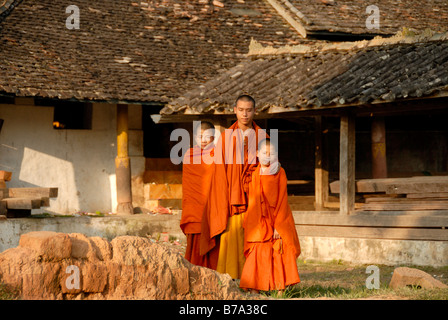 Buddhismus, Mönch und zwei Novizinnen tragen orangefarbene Gewänder, alten Tai-Lue Tempel Wat Luang, Ou Tai, Gnot Ou, Provinz Phongsali, Laos, S Stockfoto