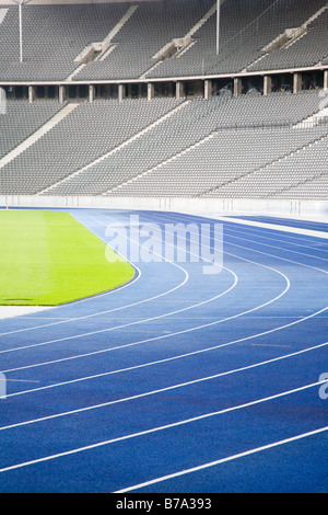 Blick entlang der Laufstrecke im leeren Stadion Stockfoto