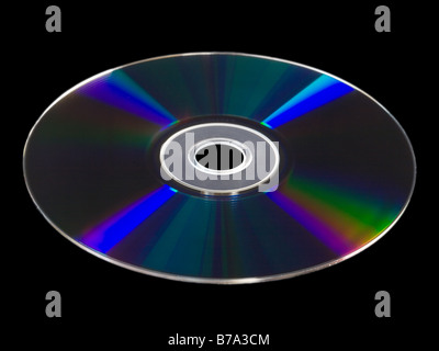 Blu-Ray BD-R Disc isoliert vor schwarzem Hintergrund mit Blautönen der Lichtbrechung über leere CD-Oberfläche Stockfoto