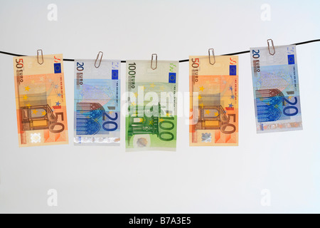 Euro-Banknoten an eine Wäscheleine hängen Stockfoto