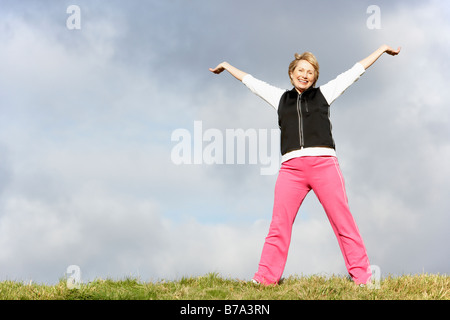 Ältere Frau im Park Stockfoto