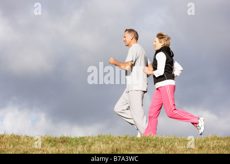 Älteres paar Joggen im Park Stockfoto