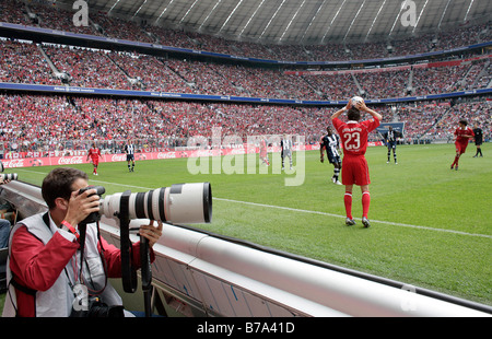 Fotograf bei einer FC Bayern Muenchen-Fußballspiel in der Allianz-Arena, 27.08.2005, München, Bayern, Deutschland