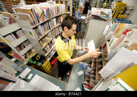 Mitarbeiter, Briefträger, der Deutsche Post AG, deutsche Post, Sortieren der seine Post in Regensburg Lieferung buchen, Bayern, Deutschland, Eu Stockfoto