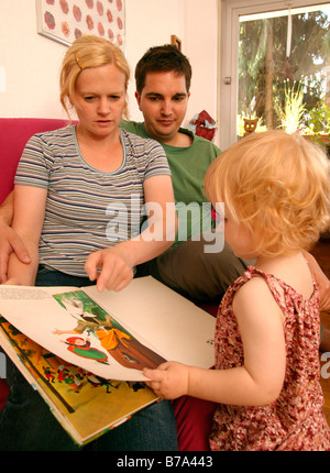 Stolze Eltern mit ihrem Kleinkind Stockfoto