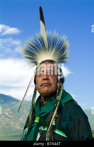 Taos Pow Wow er Mescalero Comanche Klowa Apache Film in die freie Wildbahn posiert Porträt Freifläche Berge, blauen Himmel ist Stockfoto