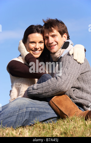 Paar im Park zusammensitzen Stockfoto