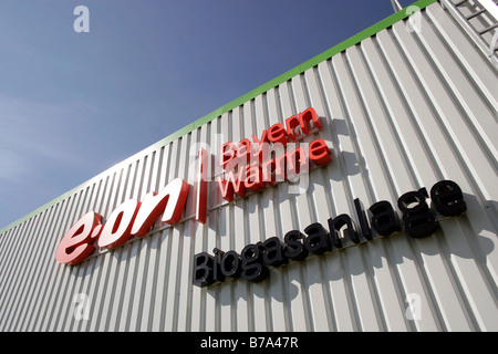 Logo von e.on Bayern Waerme GmbH auf das technische Gebäude einer Biogasanlage der Schmack Biogas AG in Schwandorf, Bayern, Ge Stockfoto