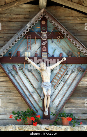 Jesus Christus auf einem Holzkreuz, hängen an der Wand im Open-Air-Museum im Bayerischen Wald in Tittling, Bayern, Deutschland Stockfoto