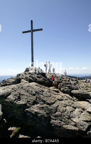 Gipfelkreuz mit auf Mount Grosser Arber in der Nähe von Bayerisch Eisenstein im Bayerischen Wald, Bayern, Deutschland, Europa Stockfoto