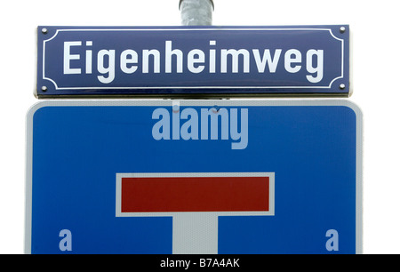 Symbolisches Bild für Hausbau, Haus, Straßenschild mit der Aufschrift Eigenheimweg und ein Schild eine Sackgasse, in Regensburg, Ba Stockfoto