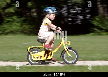 Mädchen reiten ein Kinderfahrrad in Landshut, Bayern, Deutschland, Europa Stockfoto