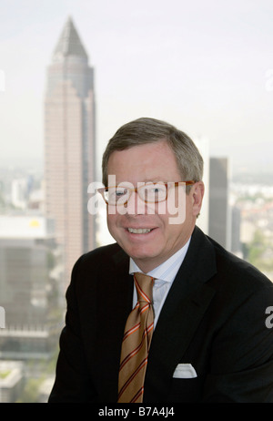 Driese, Vorsitzender des Vorstands der DVB Bank AG, in seinem Büro mit Blick auf die Frankfurter Messeturm-skyscrap Stockfoto