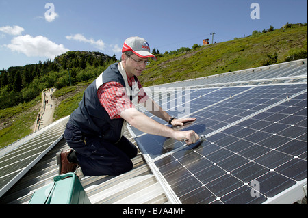 Ein Mitarbeiter der Arber-Bergbahn Inspektion der Photovoltaik-Anlage auf dem Dach der Bergstation des Arber M Stockfoto