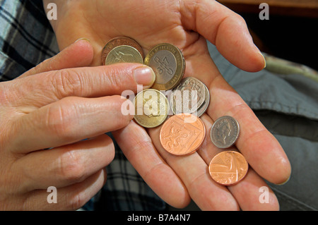 Nahaufnahme der mittlere gealterte Frau auszählen Änderung in ihrer Hand, Brite/Britin Stockfoto