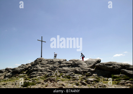 Gipfelkreuz mit auf Mount Grosser Arber in der Nähe von Bayerisch Eisenstein im Bayerischen Wald, Bayern, Deutschland, Europa Stockfoto