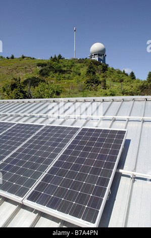 Photovoltaik-Anlage auf dem Dach der Bergstation der Arber-Bergbahn am Mount Grosser Arber in der Nähe von Bayerisch Eis Stockfoto