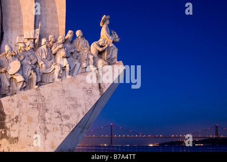 Pradao Dos Descobrimentos. Denkmal der Entdeckungen gewidmet portugiesischen Meer Entdecker und 25 April Bridge in der Dämmerung. Stockfoto