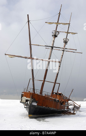 Rosten Schiff in gefrorenem Wasser geerdet Stockfoto