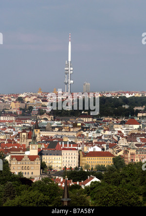 Blick über die Stadt Prag zu Telekommunikation Turm, Prag, Tschechische Republik, Europa Stockfoto