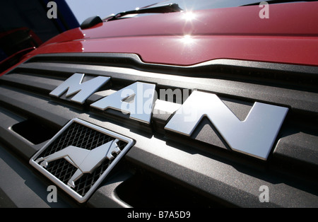 Firmen-Logo auf dem Kühlergrill eines LKW, MAN Nutzfahrzeuge Corporation, München, Bayern, Deutschland, Europa Stockfoto