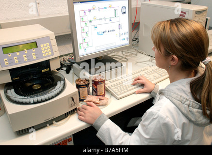 Bestimmung der Aminosäuren im Fleisch durch Anwendung von einer Aminosäure-Analysator durch eine Laborantin, Laborant in einem l Stockfoto