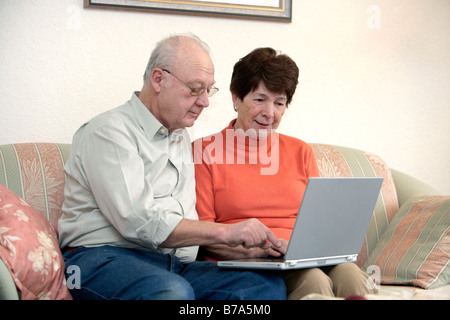 Älteres Ehepaar, Senioren auf einem laptop Stockfoto