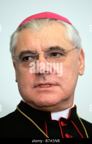 Bischof Gerhard Ludwig Mueller, Bischof von Regensburg und der Diözese Regensburg, bei einer Pressekonferenz am 08.12.2005 im Regen Stockfoto