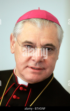 Bischof Gerhard Ludwig Mueller, Bischof von Regensburg und der Diözese Regensburg, bei einer Pressekonferenz am 08.12.2005 im Regen Stockfoto