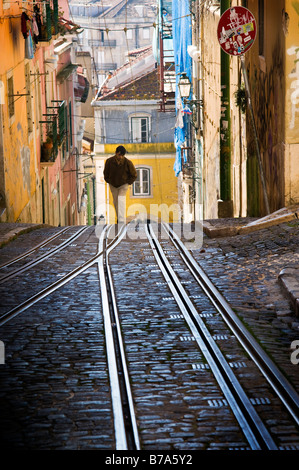 Ein Mann geht durch die Straßen des Barrio Alto in Lissabon Stockfoto