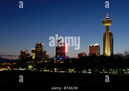 Dämmerung Kulisse der Skyline der Stadt Niagara Falls Stockfoto