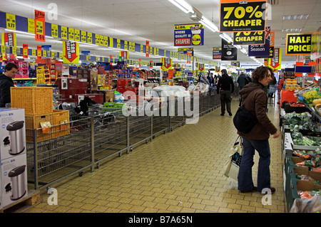 Einkaufen im LIDL-Supermarkt Bristol England Stockfoto