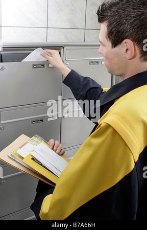 Briefträger der Deutschen Post AG, deutsche Post, Post, Regensburg, Bayern, Deutschland, Europa zu liefern Stockfoto