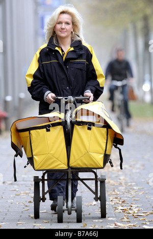 Mailwoman der Deutschen Post AG, deutsche Post, schob einen Wagen voller Briefe, Regensburg, Bayern, Deutschland, Europa Stockfoto