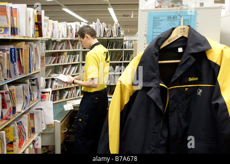 Mitarbeiter, Briefträger, der Deutsche Post AG, deutsche Post, Sortieren der seine Post in Regensburg Lieferung buchen, Bayern, Deutschland, Eu Stockfoto