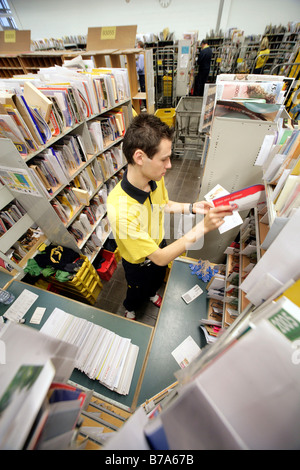 Mitarbeiter, Briefträger, der Deutsche Post AG, deutsche Post, Sortieren der seine Post in Regensburg Lieferung buchen, Bayern, Deutschland, Eu Stockfoto