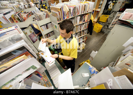 Mitarbeiter, Briefträger, der Deutsche Post AG, deutsche Post, Sortieren der seine Post in Regensburg Lieferung buchen, Bayern, Deutschland, Eu Stockfoto