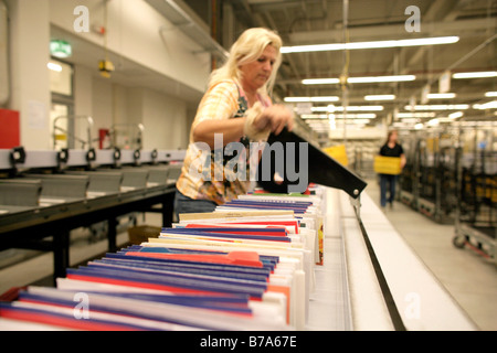 Mitarbeiter der Deutschen Post AG, deutsche Post, arbeiten auf einer Maschine, die die Buchstaben in der richtigen Reihenfolge nach Ro sortiert Stockfoto