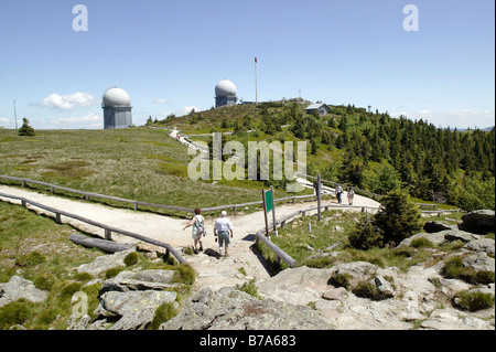 Gipfelplateau mit NATO-Türmen, Radarstation der deutschen Luftwaffe für Luftraumüberwachung auf Mount Grosser Arber in der Nähe von Bayerisch Stockfoto