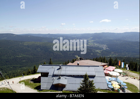 Blick über die Berghütte Arberschutzhaus des Bayerischen und böhmischen Wälder von Grosser Arber Berg in der Nähe von Bayerisch Eisenst Stockfoto